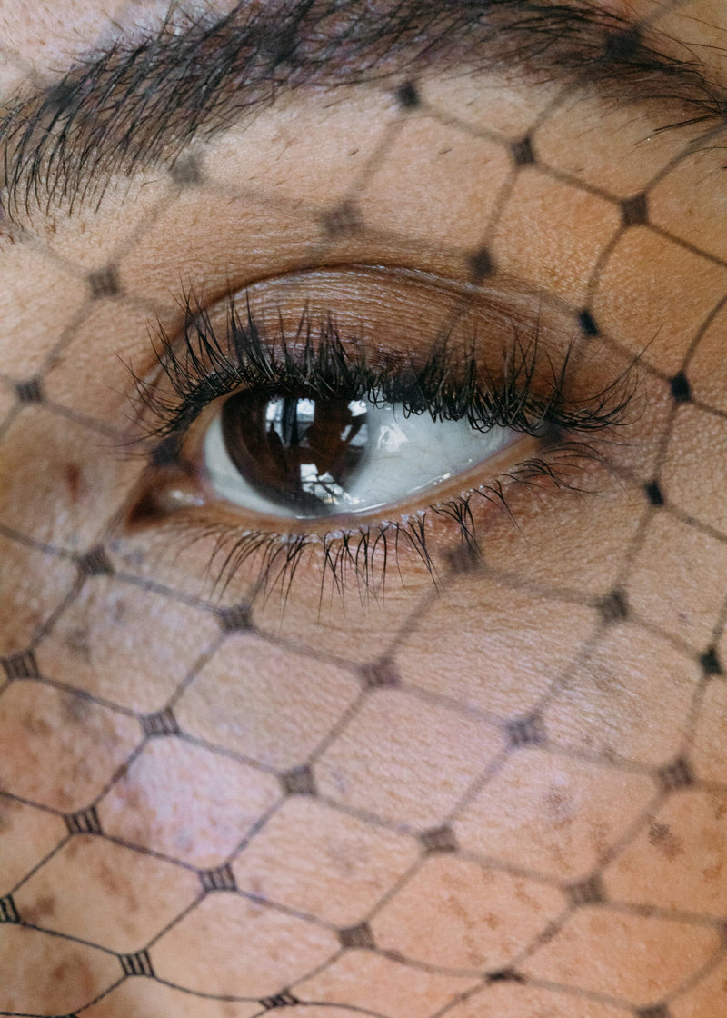 Annisa Triple Rosette With Veil In Black